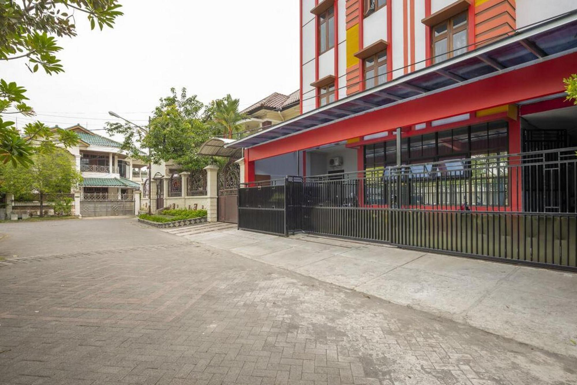 RedDoorz @ Jemursari Surabaya 2 Bagian luar foto